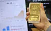 A gold bar is displayed at the Korea Gold Exchange in Jongno District, central Seoul, on Monday. As bitcoin prices continue to drop, gold prices have recently have been on the rise. Demand for gold has risen as investors hoping to hedge inflation. [YONHAP]