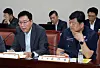 Ryu Gi-jeong, left, an executive at the Korea Enterprises Federation and a member of the Minimum Wage Commission, speaks during the commission's meeting at the government complex in the central city of Sejong on Tuesday. [YONHAP]