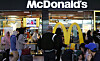 McDonald's Korea will not sell french fries for the time being due to a disruption in its supply chain. Pictured is a McDonald's store in Korea on May 1, a day before the fast food franchise raised prices for 16 items on its menu by an average of 2.8 percent. [YONHAP]