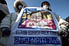 Activists hold a rally outside the Blue House to demand the adoptive parents of a toddler named Jeong-in be indicted and punished for murder, not involuntary manslaughter by child abuse. Jeong-in, a 16-month-old girl, died in October only nine months after she was adopted. An autopsy showed that she had endured brutal violence. The police also faced criticism for not responding to three suspected child abuse reports about Jeong-in. [YONHAP]
