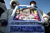 Activists hold a rally outside the Blue House to demand the adoptive parents of a toddler named Jeong-in be indicted and punished for murder, not involuntary manslaughter by child abuse. Jeong-in, a 16-month-old girl, died in October only nine months after she was adopted. An autopsy showed that she had endured brutal violence. The police also faced criticism for not responding to three suspected child abuse reports about Jeong-in. [YONHAP]