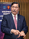 Luhut Binsar Pandjaitan, coordinating minister of maritime and investment affairs of Indonesia speaks with a group of reporters at the Ambassador Seoul-A Pullman Hotel on Friday. [PARK SANG-MOON]