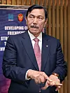 Luhut Binsar Pandjaitan, coordinating minister of maritime and investment affairs of Indonesia speaks with a group of reporters at the Ambassador Seoul-A Pullman Hotel on Friday. [PARK SANG-MOON]