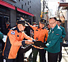 Yi Han-kyung, chief of the Disaster and Safety Management office at the Ministry of the Interior and Safety, visits and inspects the streets in Ikseon-dong, an area expected to be crowded during Halloween. The inspection was conducted on Oct. 21. [YONHAP]