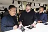 Roh Tae-moon, head of mobile communication business at Samsung Electronics, far left, introduces the Galaxy S23 series to Qualcomm CEO Cristiano Amon, center, and Google Senior Vice President Hiroshi Lockheimer. [LEE HEE-KWON]