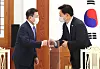 President Moon Jae-in, left, greets Democratic Party Chairman Song Young-gil at the Blue House on Friday. [YONHAP]
