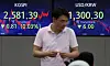 Screens in Hana Bank's trading room in central Seoul show the Kospi closing at 2,581.39 points on Tuesday, up 0.03 percent, or 0.81 points, from the previous trading session. [NEWS1]