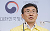 Minister of Health and Welfare Kwon Deok-chul announces social distancing measures for the Chuseok holidays and early October at a briefing at the Central Government Complex in Seoul on Friday. The current Level 4 measures will remain in place in the greater Seoul area and Level 3 measures throughout the rest of the country. [NEWS1]