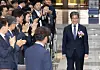 Kim Myeong-su, the outgoing Supreme Court chief justice, right, receives applause at his retirement ceremony at the top court’s headquarters in Seocho District, southern Seoul, Friday. His six-year term as Supreme Court chief justice ended Sunday. [NEWS1]