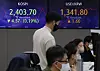 Electronic display boards at Hana Bank in central Seoul show stock and foreign exchange markets on Tuesday morning. [YONHAP]