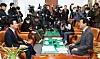 Seoul Mayor Oh Se-hoon, right, with People Power Party Yoon Young-seok on Thursday in rallying support from the legislators in Yeouido. [YONHAP]