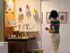 A visitor to Seoul Living Design Fair takes a look at small home décor items. The fair at Coex, southern Seoul's Gangnam District, lasts until Sunday. [YONHAP]