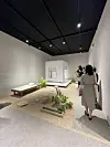 A sample garden has been put together in the booth set up by Younhyun, a company which imports architectural materials from overseas. The company made a multiple-section booth in collaboration with many other local designers to showcase indoor space that provides relaxation. [LEE SUN-MIN]