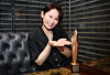 Actor Kim Sun-young shows off the trophy that she received at the Baeksang Arts Award for best supporting actor in the movie 'Three Sisters,' which was released in January last year. [ILGAN SPORTS]