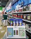 Salt products are sold as a gift set at a discount store in downtown Seoul on Thursday. Salt's popularity as a Chuseok harvest holiday gift is rising following Japan's release of treated Fukushima wastewater. [NEWS1]