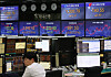 Employees are working at the dealing room of Hana Bank in Jung-district, central Seoul, Wednesday. The benchmark Kospi added gains by 18.25 points or 0.95 percent to close at 1,940.42. [YONHAP]