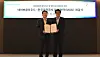 Naver Cloud’s executive director Kim Tae-chang, left, and Yoo Jin-ho, the head of travel package department of Korea Tourism Organization, pose for the photo after signing a memorandum of understanding in Gangnam District, southern Seoul, on Tuesday. [NAVER CLOUD]