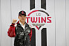 Park Hae-min poses in an LG Twins uniform after signing a new contract with the Seoul club in a photo released Tuesday. [YONHAP]
