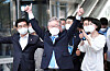 Gyeonggi Gov. Lee Jae-myung gives two thumbs-up to his supporters as he exits Songdo Convensia in Incheon after winning a victory in the party’s second ″super week” Sunday, bringing him closer to becoming the ruling Democratic Party's presidential candidate. [JOINT PRESS CORPS]