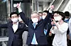 Gyeonggi Gov. Lee Jae-myung gives two thumbs-up to his supporters as he exits Songdo Convensia in Incheon after winning a victory in the party’s second ″super week” Sunday, bringing him closer to becoming the ruling Democratic Party's presidential candidate. [JOINT PRESS CORPS]