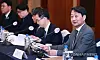 Industry Minister Ahn Duk-geun on the far right [YONHAP]