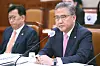 Foreign Minister Park Jin responds to questions during the National Assembly's Foreign Affairs and Unification Committee meeting in Seoul on Wednesday. [NEWS1]