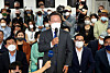 Democratic Party Rep. Lee Jae-myung thanks the crowd after he won a parliamentary seat on June 1 in Gyeyang, Incheon. [NEWS1]
