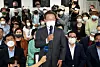 Democratic Party Rep. Lee Jae-myung thanks the crowd after he won a parliamentary seat on June 1 in Gyeyang, Incheon. [NEWS1]