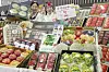 Models display gift sets for the Chuseok harvest festival holiday at a Hanaro Mart in Seocho District, southern Seoul on Wednesday. [YONHAP]
