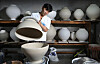 Ceramic artist Shin Chul assembles the upper part of a moon jar with the lower part at his ceramic studio Huguro-Bitzun-Dal, located in Icheon, Gyeonggi. [BY PARK SANG-MOON]