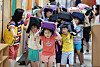 Students at Jeongja Elementary School in Sunwon evacuates from class while covering their heads with backpacks as the siren from the civil defense drill set off at 2 p.m. on Wednesday. The country came to a standstill including 216 roads that were locked down when the first full-scale civil defense drill in six years was set off for 20 minutes. [YONHAP]