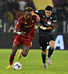 Napoli's Kim Min-jae, right, vies for the ball with Roma's Tammy Abraham during a Serie A match in Rome, Italy on Sunday.  [XINHUA/YONHAP]