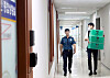Right, an official with the prosecution’s probe team investigating the deadly underpass in Osong-eup of Cheongju, North Chungcheong, carries boxes into the Chungbuk Provincial Police in Cheongju on Monday during a raid to collect evidence. [YONHAP]