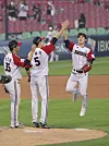 The LG Twins celebrate their 6-0 victory over the Kia Tigers at Jamsil Baseball Stadium in southern Seoul on Sunday. [NEWS1]