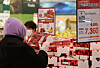A customer shops for groceries at a discount store in Seoul. [YONHAP]