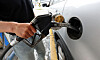 A customer pumps gas into a vehicle at a gas station in Seoul on Tuesday. Sharp drops in petroleum prices for the last two months helped ease inflationary pressure. [YONHAP]