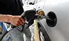A customer pumps gas into a vehicle at a gas station in Seoul on Tuesday. Sharp drops in petroleum prices for the last two months helped ease inflationary pressure. [YONHAP]