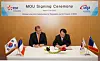 Korea Western Power Corporation CEO Park Hyung-duck, right, signs a memorandum of understanding with EDF Renewables in Paris on Monday. [KOREA WESTERN POWER CORPORATION]