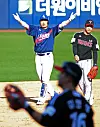 Samsung Lions infielder Lee Won-seok celebrates after picking up two RBIs against the LG Twins at Daegu Samsung Lions Park in Daegu on Sunday [YONHAP]