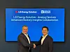 Lee Dal-hoon, right, vice president at LG Energy Solution, shakes hands with Roger Keen, general manager in charge of the battery management division at Analog Devices, after signing an MOU on a partnership in battery management at Analog headquarters in Boston on Tuesday. [LG ENERGY SOLUTION]