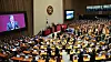 President Moon Jae-in receives a standing ovation from ruling Democratic Party lawmakers Wednesday after he announced a pledge to achieve net-zero carbon emissions by 2050. [YONHAP]