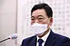 Prosecutor general nominee Kim Oh-soo answers a lawmaker's question at the confirmation hearing on Wednesday. [YONHAP]