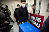 Police leave with boxes after conducting a raid on Korea Communications Standards Commission (KCSC) in Yangcheon District, western Seoul, on Monday. [NEWS1]