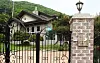 The gates are shut Sunday at a house in Sangjung-ri, Geumgwang-myeon, in the city of Anseong in Gyeonggi, that was supposed to be used as a facility for 'comfort women' victims. The house was purchased by a civic group in 2013 reportedly at much higher price than the market value . [YONHAP]