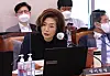 Democratic Party lawmaker Yangyi Wonyoung at a National Assembly meeting in November. Most of the DP led by Yangyi has opposed to raising the maximum limit on Kepco’s corporate bond issuance. [YONHAP]