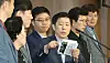 Park Sang-hak, the head of Fighters for a Free North Korea, third from right, holds up propaganda leaflets his group sent to the North during a press conference with United Future Party lawmakers expressing opposition to a legal ban on the leaflets held at the National Assembly June 8. [YONHAP]
