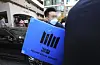 Police carry out documents and files from the residence of former People Power Party lawmaker Kwak Sang-do in Songpa District, southern Seoul, on Wednesday. [YONHAP]
