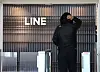 An employee of Line Plus, Line Yahoo’s Korean subsidiary, enters the company’s headquarters in Pangyo, Gyeonggi, on Tuesday. Line Plus hosted a closed-door internal online briefing on Tuesday after Naver revealed that it was in discussions with Japan’s SoftBank regarding the country's administrative recommendation that it trim its equity in Line Yahoo, the operator behind Japan’s top messaging app, Line. [YONHAP]