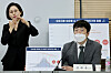Jung Jae-hun, a professor of preventive medicine at Gachon University, speaks at a press briefing on Covid-19 at the Korea Disease Control and Prevention Agency (KDCA) on Thursday. [YONHAP