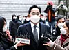 Samsung Electronics Vice Chairman Lee Jae-yong is questioned by reporters before appearing at a hearing Monday in his trial for giving bribes to former President Park Geun-hye. [WOO SANG-JO]